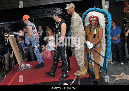 Le populaire groupe disco Village People sur le podium à Hollywood pour obtenir une étoile sur le Hollywood Walk of Fame Banque D'Images