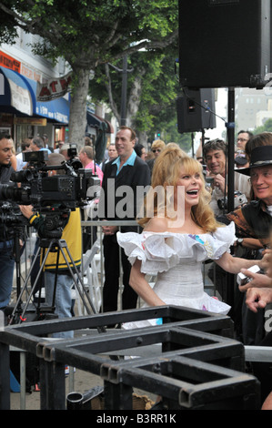 La comédie musicale populaire et artiste Charo apparaît à la cérémonie de remise des prix de la musique pour le groupe Village People, sur Hollywood Boulevard Banque D'Images