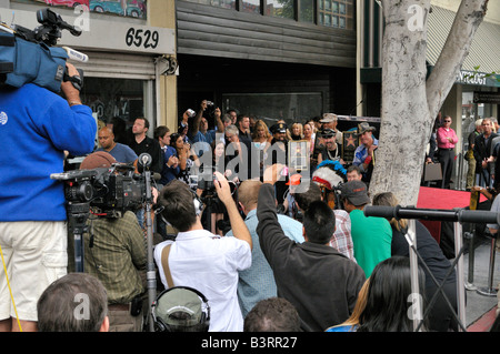 Le populaire groupe disco Village People à Hollywood pour obtenir une étoile sur le Hollywood Walk of Fame Banque D'Images