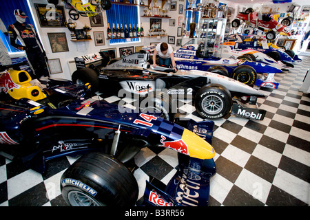 Pilote de course F1 David Coulthard Museum personne regarder la Formule Un voiture à Twynholm Dumfries et Galloway Scotland UK Banque D'Images