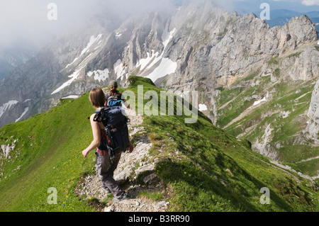 Deux randonneurs randonnée le long de la crête alpine dans les montagnes des Alpes calcaires septentrionales de groupe, Mittenwald, Bavière, Allemagne Banque D'Images