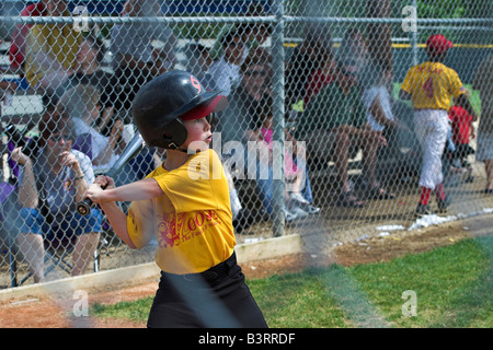 Un jeune homme se connecte avec l'entraîneur de baseball dans la petite ligue à pas variable. Banque D'Images