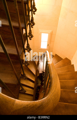 Regardant vers le bas de la liquidation d'un original pas d'escalier circulaire dans un château français Banque D'Images