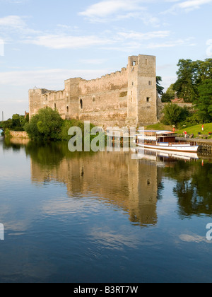 Château de Newark reflétée dans la rivière Trent dans le Nottinghamshire, Angleterre, Royaume-Uni Banque D'Images