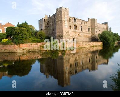 Château de Newark reflétée dans la rivière Trent dans le Nottinghamshire England UK Banque D'Images