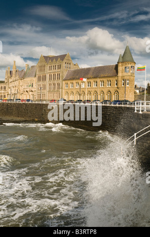 Old College de l'Université d'Aberystwyth au Pays de Galles, Royaume-Uni amende Victorian architecture Gothique, construit à l'origine comme hôtel sur promenade du front de mer Banque D'Images