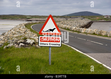 Signe d'avertissement de passage à niveau loutre South Uist causeway western isles scotland uk go Banque D'Images