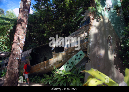 Inspection de l'épave avion DC3 dans la forêt à Kuranda Queensland Nord MR aucun PR Banque D'Images