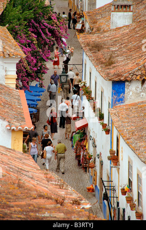 Une scène de rue dans la ville médiévale d'Obidos, Portugal. Banque D'Images