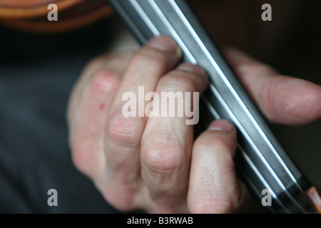 Les mains de musiciens jouant un violon Banque D'Images