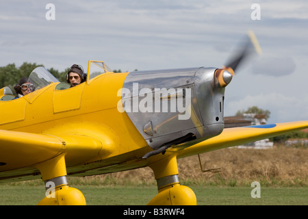 Miles M14A Hawk Trainer (Magister) T9738 G-AKAT taxiing à Breighton Airfield Banque D'Images