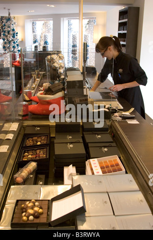 Grand choix et gamme de chocolats belges de luxe exposés à la vente à la populaire boutique Pierre Marcolini à Bruxelles Belgique Banque D'Images