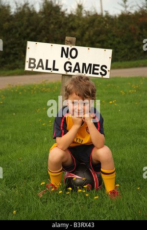 Petit garçon et l'équipe de soccer football portant des peuplements avec une kit no ball jeux inscription nulle part pour jouer Banque D'Images