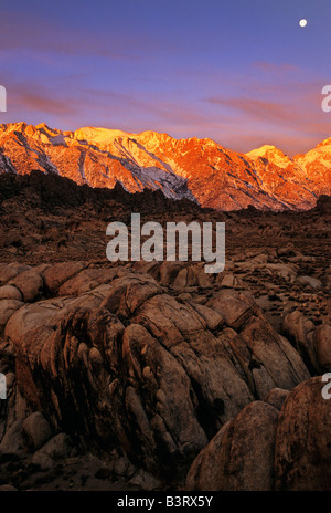 Pleine lune sur l'Alabama Hills et la gamme Sierra Nevada en Californie Banque D'Images