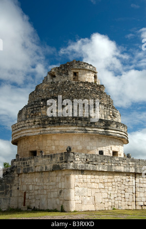 El Caracol un ancien observatoire maya et Ciel Bleu nuages contre Chichen Itza ruines Maya Toltèque Péninsule du Yucatan Mexique 2007 Banque D'Images