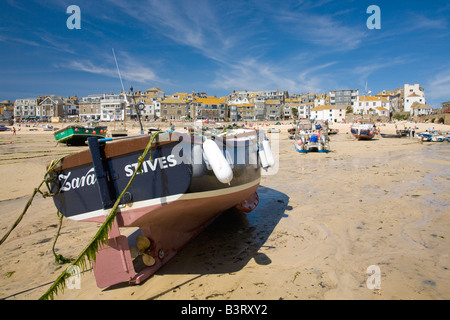Bateaux de pêche dans le vieux port de St Ives Harbour dans le soleil d'été à marée basse à l'ouest de Cornwall Pays Angleterre Royaume-Uni Royaume-Uni GB GR Banque D'Images