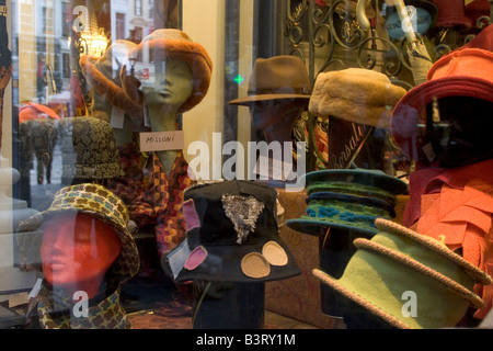 Boutique de produits en cuir pour hommes traditionnels gants, chapeaux et accessoires de mode sur les Galeries Royales Saint-Hubert à Bruxelles Belgique Banque D'Images