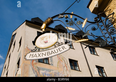 Pour l'inscription en fer forgé Haxnbauer restaurant qui sert une cuisine traditionnelle bavaroise dans la ville de Munich, capitale de la Bavière en Allemagne Banque D'Images