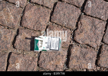 Paquet de Marlboro menthol cigarettes sur street Banque D'Images