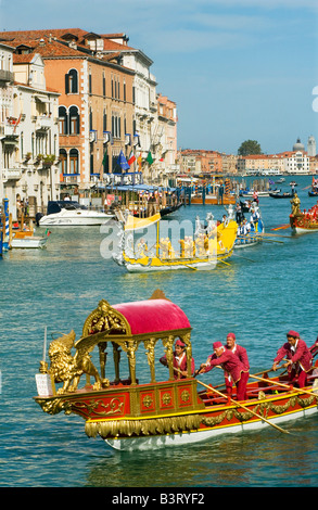 Bateaux sur le Grand Canal à Venise pour la régate historique qui a lieu chaque septembre Banque D'Images