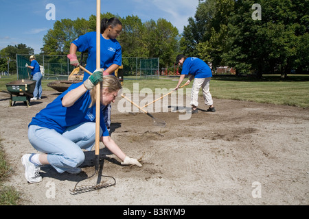 Les bénévoles construire un terrain de baseball à la maison d'enfants Banque D'Images