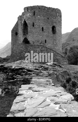 Le Château de Dolbadarn garder abandonné sur les rives de Llyn Padarn près de Llanberis dans le parc national de Snowdonia au nord du Pays de Galles Banque D'Images