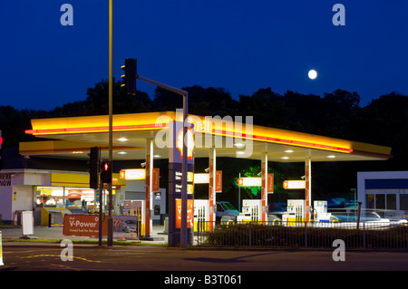 Europe Royaume-Uni Angleterre station service Shell crépuscule avant-cour Banque D'Images