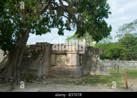 La plate-forme des aigles et Jaguars Chichen Itza ruines Maya Toltèque Péninsule du Yucatan Mexique 2007 NR Banque D'Images