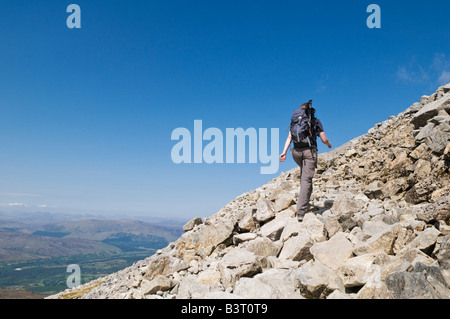 Femme seule randonnées randonneur rocky voie normale sentier vers le sommet de Ben Nevis, la plus haute montagne de Britains Ecosse Lochaber Banque D'Images