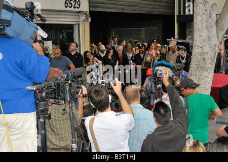 Le populaire groupe disco Village People à Hollywood pour obtenir une étoile sur le Hollywood Walk of Fame Banque D'Images