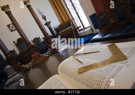 Compas et équerre sur une Bible dans une salle d'artisanat maçonnique Banque D'Images