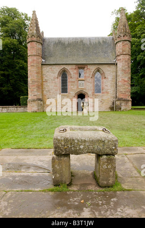 Pierre de la Destinée et Chapelle presbytérienne Moot sur Hill dans le parc du palais de Scone Le Perthshire Scotland Banque D'Images