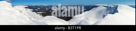 La crête de montagnes d'hiver avec dépassement des plafonds de la neige Banque D'Images
