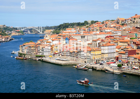 Vue panoramique sur le port des bateaux de vin sur Rio Douro et de la vieille ville de Porto Banque D'Images
