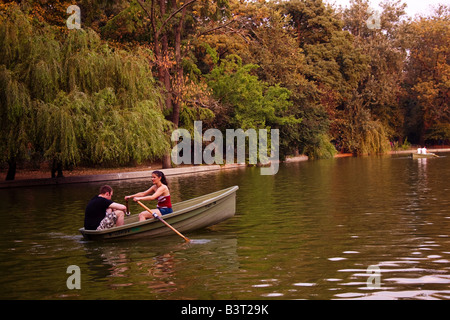 Roumanie Bucarest 2008 Un jeune couple dans une barque sur le lac ligne profiter dans le jardin Cismigiu alors que la nuit tombe Banque D'Images