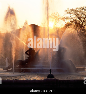 Coucher de soleil sur fontaine à Logan Circle, Philadelphie, Pennsylvanie. Benjamin Franklin Institute en arrière-plan. Banque D'Images