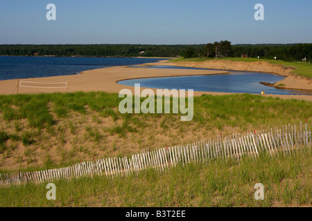 Vue sur la plage AuTrain du lac supérieur à Upper Peninsula Michigan aux États-Unis grands Lacs américains avec paysage aquatique au-dessus du haut horizontal haute résolution Banque D'Images