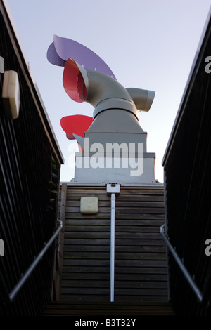 Le quartier animé de conduits de chauffage sur le toit de l'BedZed development Banque D'Images