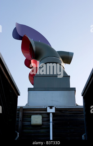 Le quartier animé de conduits de chauffage sur le toit de l'BedZed development Banque D'Images