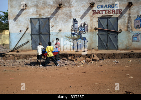 Les jeunes garçons dans les rues poussiéreuses de Bamako, Mali. Banque D'Images