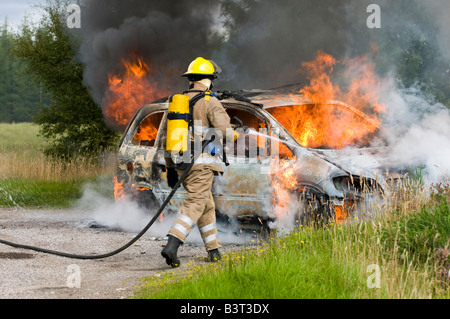 Un chanceux s'échapper pour le conducteur de cette voiture car il ne s'enflamme sur un chemin rural en Ecosse. Banque D'Images