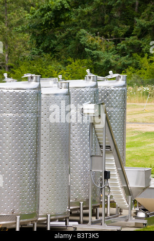 Cuves de fermentation, l'Église et l'État Winery, Brentwood Bay, île de Vancouver, Colombie-Britannique, Canada Banque D'Images