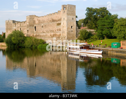 Château de Newark reflétée dans la rivière Trent dans le Nottinghamshire, Angleterre, Royaume-Uni Banque D'Images