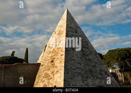 Le style égyptien tombe Piramide di Caius Cestius pyramid dans quartier de l'Aventin à Rome Italie Banque D'Images