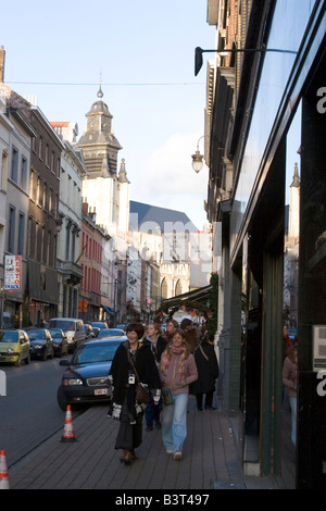 Large gamme d'antiquités et divers articles d'occasion à vendre dans les magasins le long de la rue Blaes à Bruxelles, Belgique Banque D'Images