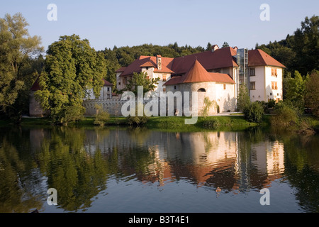 Otocec Castle sur une île de la rivière Krka, l'un des plus beaux hôtels 5 étoiles en Europe centrale Banque D'Images