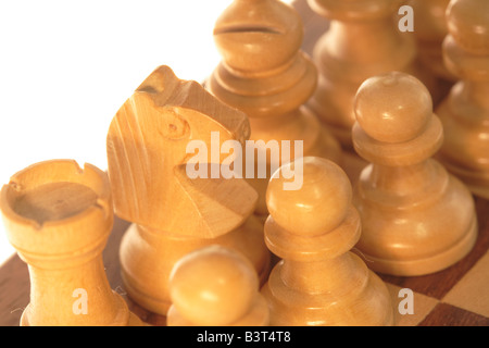 Pièces des échecs en bois blanc, isolé sur blanc avec bokeh hors foyer section. se concentrer sur un chevalier Banque D'Images