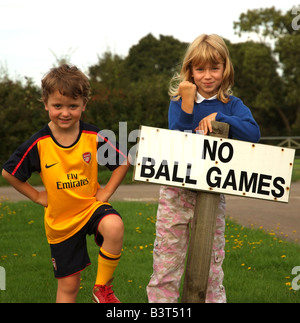 Petit garçon portant l'équipe de soccer est un kit avec aucun signe de jeux de ballon de nulle part pour jouer pour lui ou sa sœur Banque D'Images