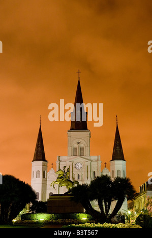 La Cathédrale Saint Louis à l'aube Nouvelle Orleans USA Shot in early morning light avec quelques lampadaires de la lumière artificielle Banque D'Images