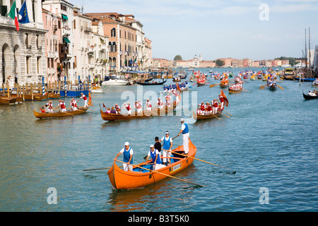Bateaux sur le Grand Canal à Venise pour la régate historique qui a lieu chaque septembre Banque D'Images